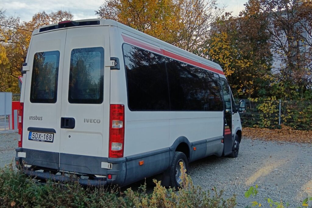 Egy kép a busz hátuljáról